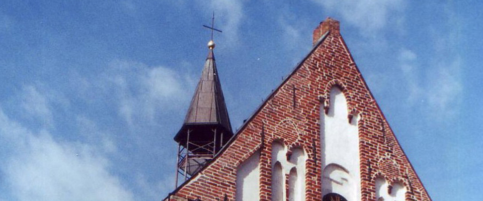 Drittes Bild der Diashow: Giebel der Kirche und Kirchturm